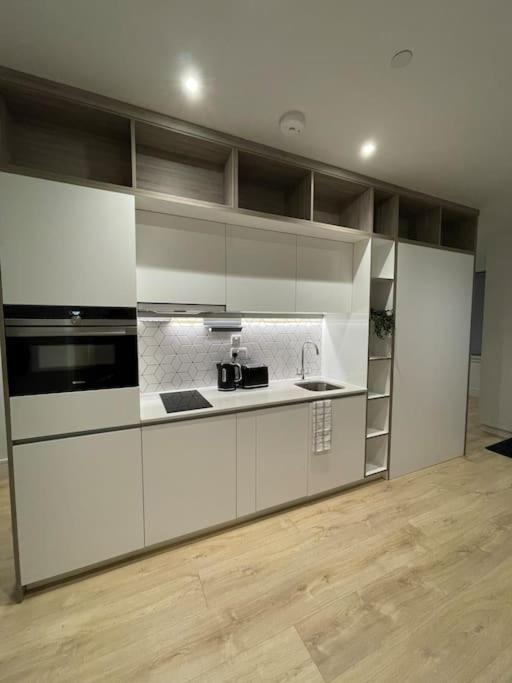 Luxx Apartment & Suites, London Heathrow Airport, Terminal 4, Piccadilly Underground Train Station Nearby! Hillingdon Dış mekan fotoğraf
