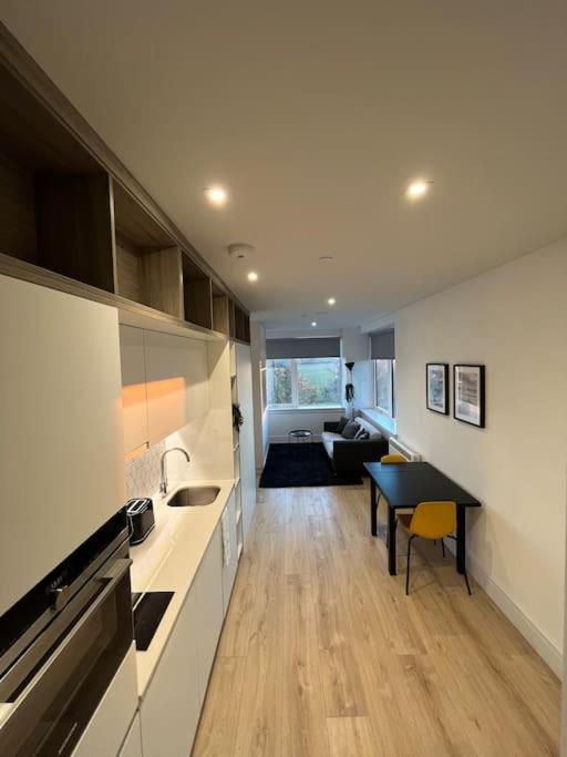 Luxx Apartment & Suites, London Heathrow Airport, Terminal 4, Piccadilly Underground Train Station Nearby! Hillingdon Dış mekan fotoğraf