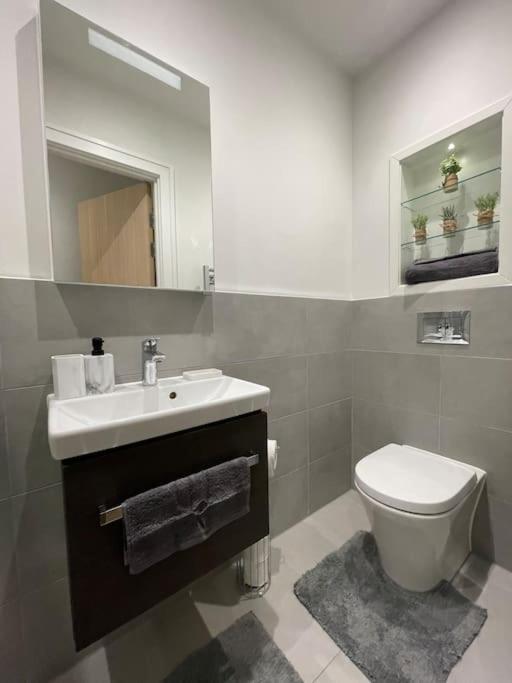 Luxx Apartment & Suites, London Heathrow Airport, Terminal 4, Piccadilly Underground Train Station Nearby! Hillingdon Dış mekan fotoğraf