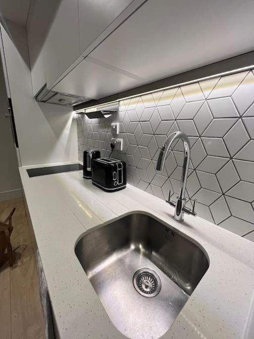 Luxx Apartment & Suites, London Heathrow Airport, Terminal 4, Piccadilly Underground Train Station Nearby! Hillingdon Dış mekan fotoğraf