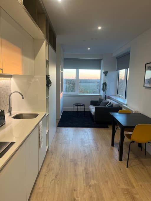 Luxx Apartment & Suites, London Heathrow Airport, Terminal 4, Piccadilly Underground Train Station Nearby! Hillingdon Dış mekan fotoğraf