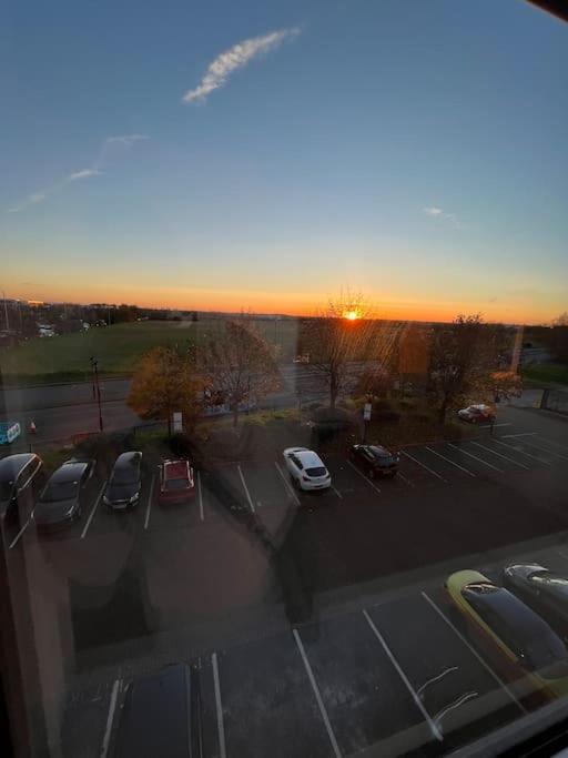 Luxx Apartment & Suites, London Heathrow Airport, Terminal 4, Piccadilly Underground Train Station Nearby! Hillingdon Dış mekan fotoğraf
