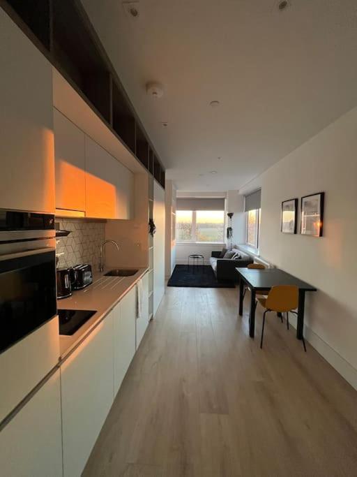 Luxx Apartment & Suites, London Heathrow Airport, Terminal 4, Piccadilly Underground Train Station Nearby! Hillingdon Dış mekan fotoğraf