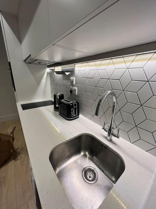 Luxx Apartment & Suites, London Heathrow Airport, Terminal 4, Piccadilly Underground Train Station Nearby! Hillingdon Dış mekan fotoğraf