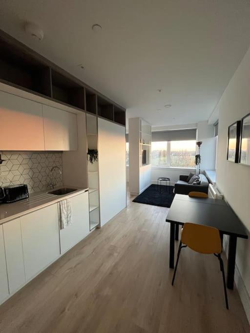 Luxx Apartment & Suites, London Heathrow Airport, Terminal 4, Piccadilly Underground Train Station Nearby! Hillingdon Dış mekan fotoğraf