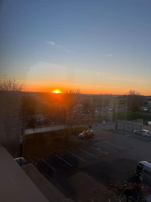 Luxx Apartment & Suites, London Heathrow Airport, Terminal 4, Piccadilly Underground Train Station Nearby! Hillingdon Dış mekan fotoğraf