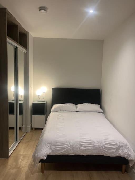 Luxx Apartment & Suites, London Heathrow Airport, Terminal 4, Piccadilly Underground Train Station Nearby! Hillingdon Dış mekan fotoğraf