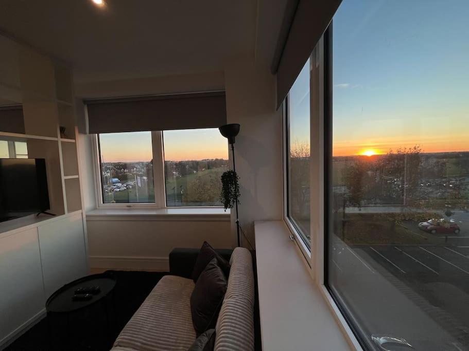 Luxx Apartment & Suites, London Heathrow Airport, Terminal 4, Piccadilly Underground Train Station Nearby! Hillingdon Dış mekan fotoğraf