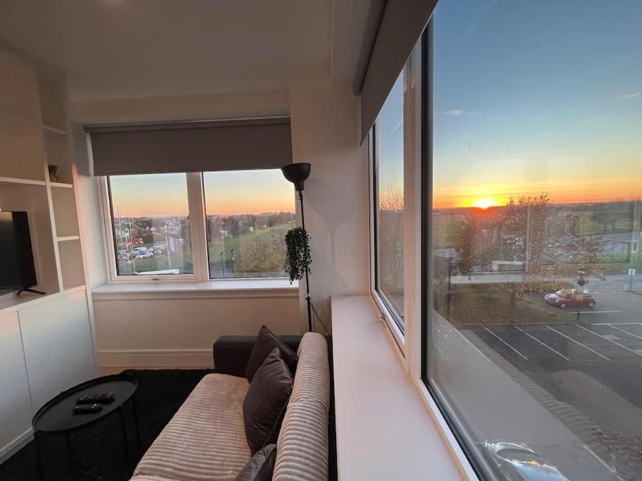 Luxx Apartment & Suites, London Heathrow Airport, Terminal 4, Piccadilly Underground Train Station Nearby! Hillingdon Dış mekan fotoğraf