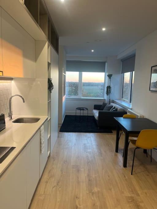 Luxx Apartment & Suites, London Heathrow Airport, Terminal 4, Piccadilly Underground Train Station Nearby! Hillingdon Dış mekan fotoğraf