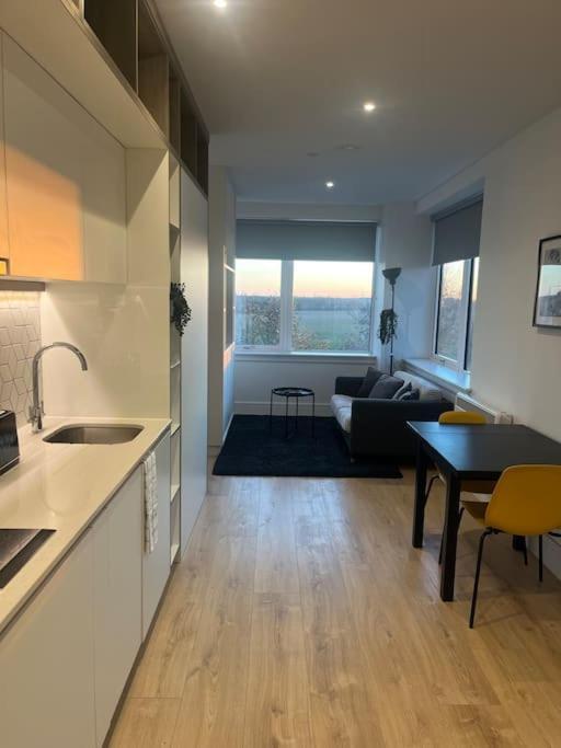 Luxx Apartment & Suites, London Heathrow Airport, Terminal 4, Piccadilly Underground Train Station Nearby! Hillingdon Dış mekan fotoğraf