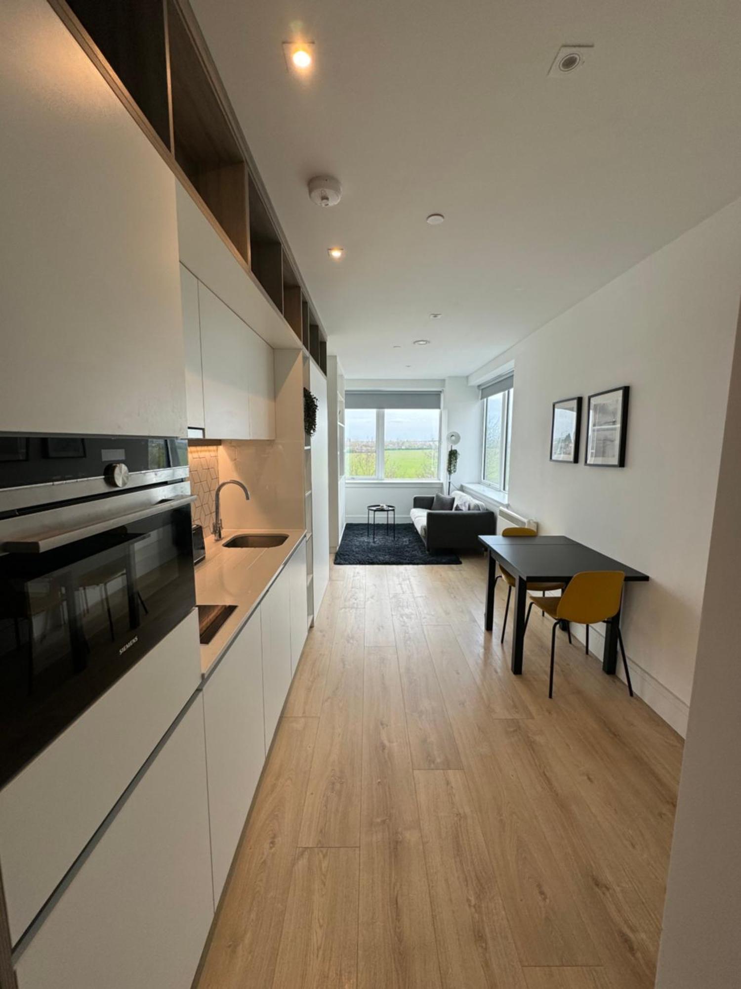Luxx Apartment & Suites, London Heathrow Airport, Terminal 4, Piccadilly Underground Train Station Nearby! Hillingdon Dış mekan fotoğraf