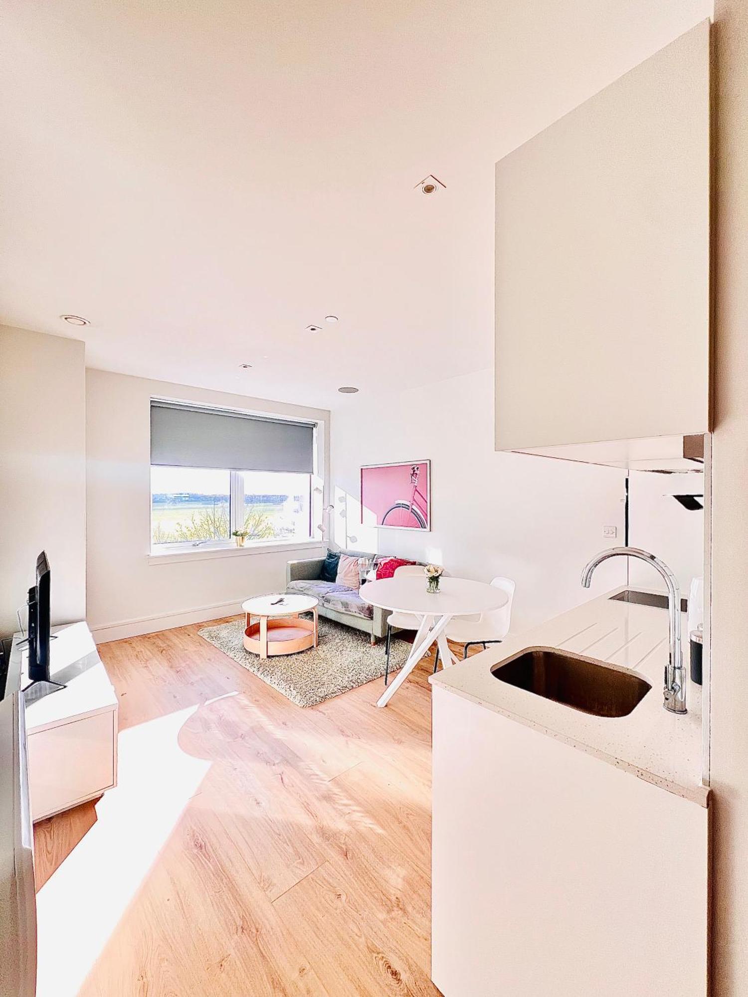 Luxx Apartment & Suites, London Heathrow Airport, Terminal 4, Piccadilly Underground Train Station Nearby! Hillingdon Dış mekan fotoğraf