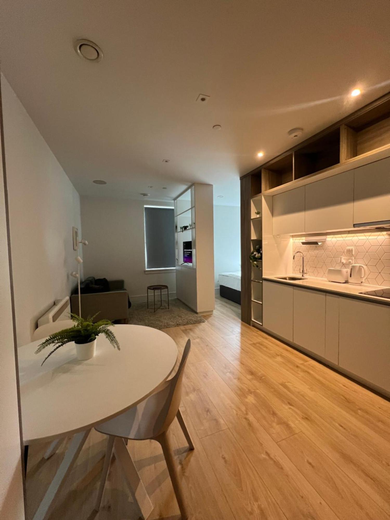 Luxx Apartment & Suites, London Heathrow Airport, Terminal 4, Piccadilly Underground Train Station Nearby! Hillingdon Dış mekan fotoğraf